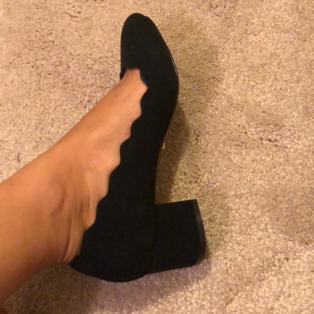 Small black block heel w/ scalloped edges 🖤🖤🖤